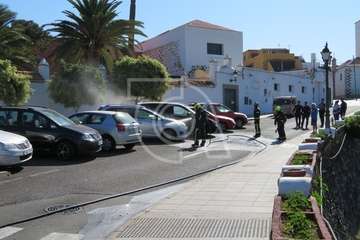 Los bomberos sofocan el incendio de un vehículo en San Juan  (Foto TA)